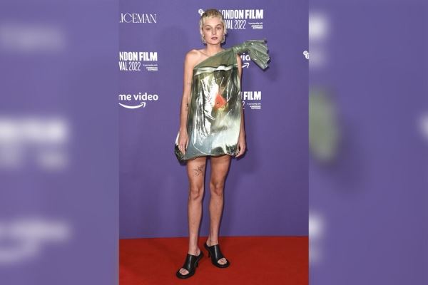Эмма Коррин пришла на премьеру фильма в платье в виде пакета с золотой рыбкой внутри 