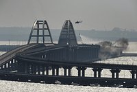 Хуснуллин обозначил сроки открытия движения по двум полосам Крымского моста