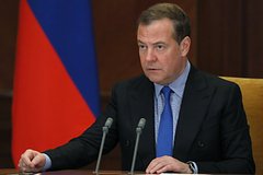 Медведев назвал извращенными слова Макрона о роли России в Закавказье