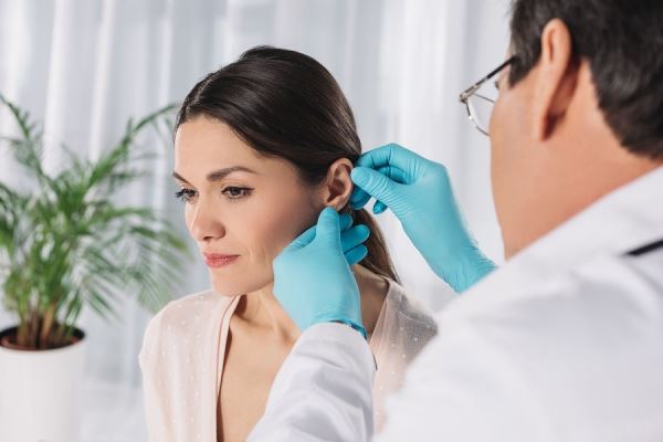 Оториноларинголог Марнова назвала четыре причины, из-за чего может закладывать уши 