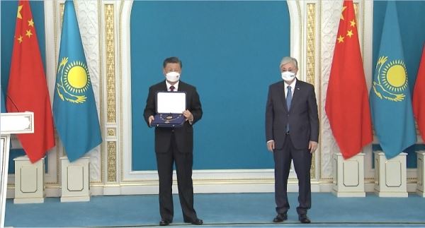 Председатель КНР получил от президента Казахстана орден «Алтын Кыран»