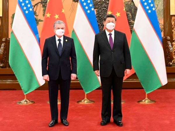 Президент Узбекистана вручил Си Цзиньпину орден «Дустлик»