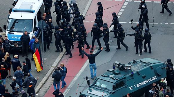В Восточной Германии демонстранты вышли на митинги, требуя прекратить поставки оружия