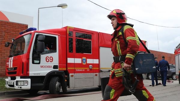 Два человека погибли при пожаре в строительной бытовке в Москве<br />

