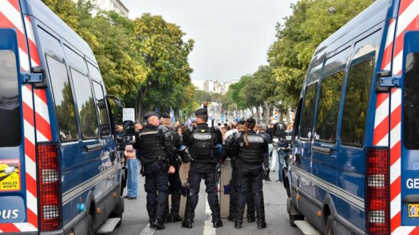 РИА Новости: полиция применила слезоточивый газ против радикалов на акции протеста в Париже